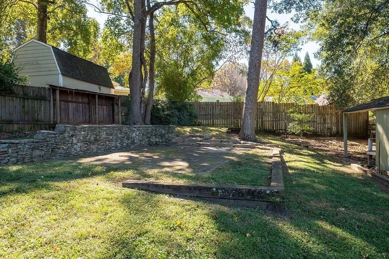 2309 Wallace Dr — Photo 2