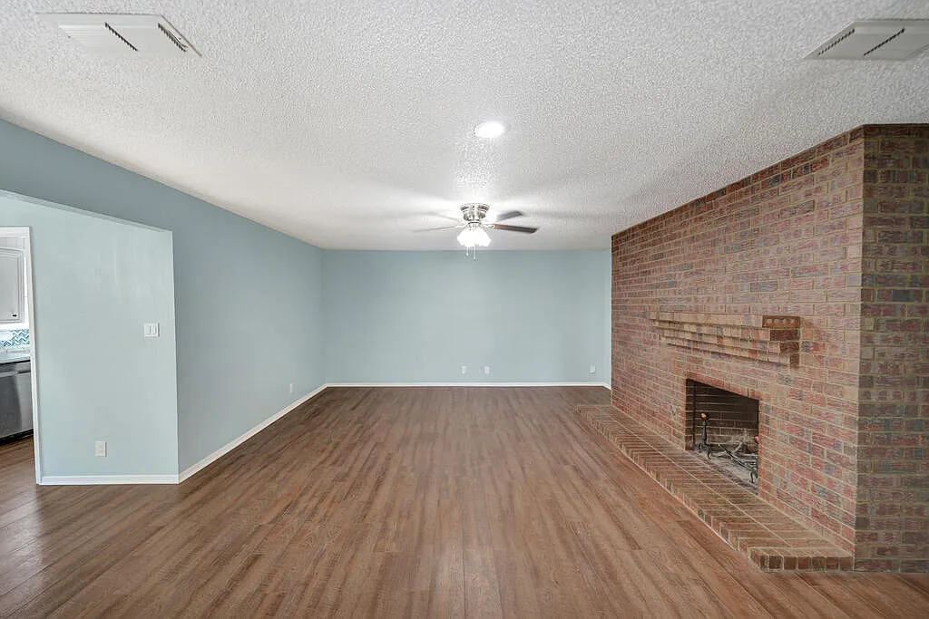 3 bed, 3.0 bath, 2010 sqft, $3,000 — Photo 4