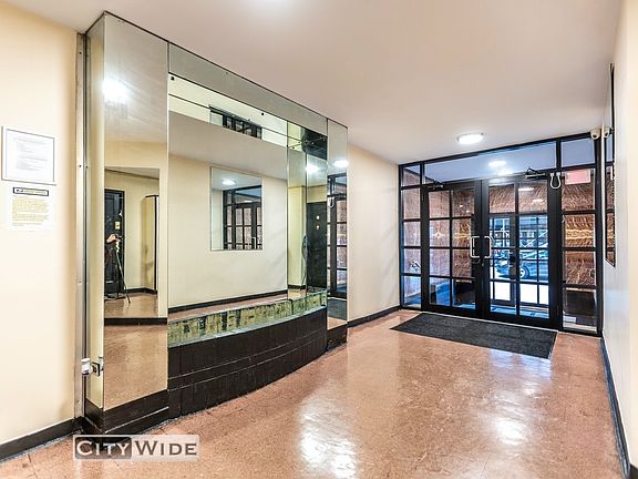 4th image of 160 E 55th St #2R