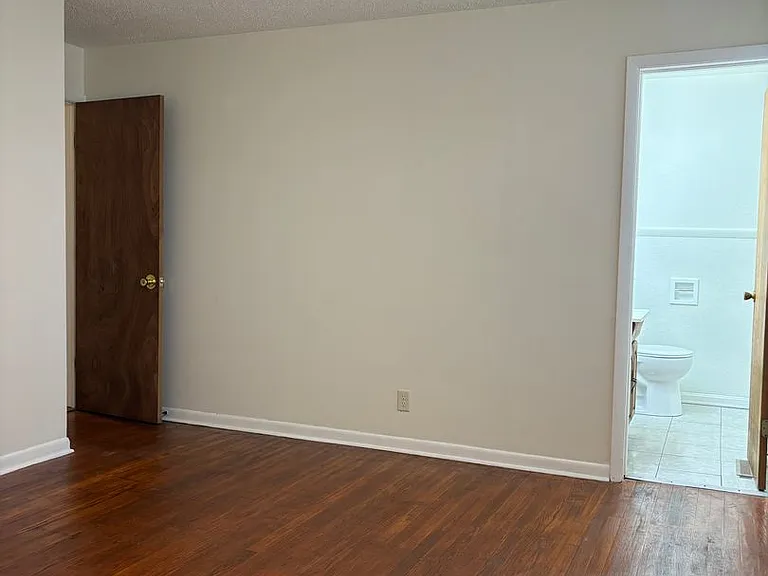 Spacious 3 Bedroom Townhome Available Now Great Location! — Photo 33