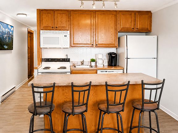 4th image of 364 Mountain Lodge Ln