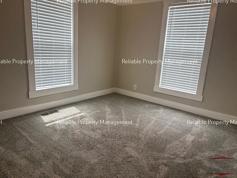 489 N Broadway St — Photo 5