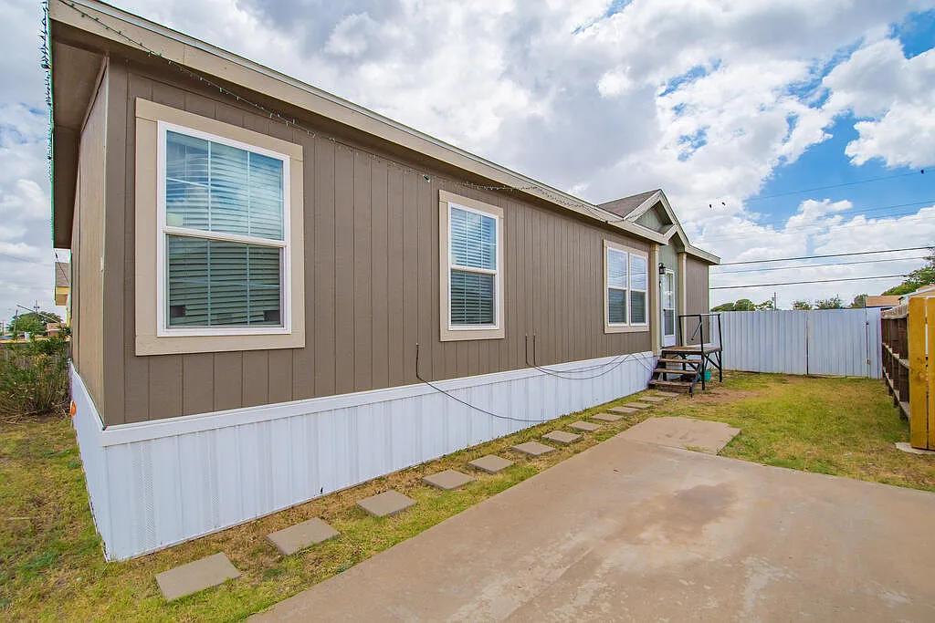 3 bed, 2.0 bath, 1526 sqft, $1,700 — Photo 3
