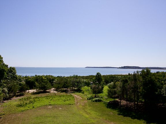 4th image of 36 Gardiners Bay Dr