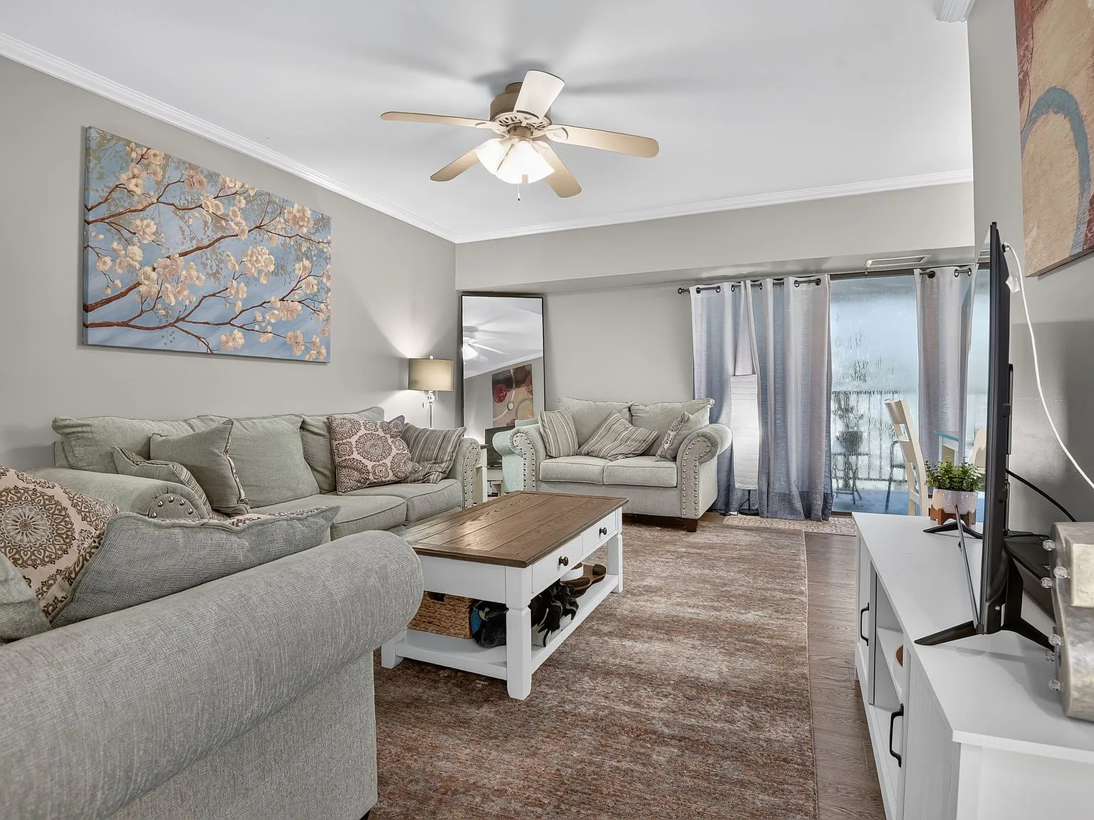 3 bed, 1029 sqft, $2,600 — Photo 4