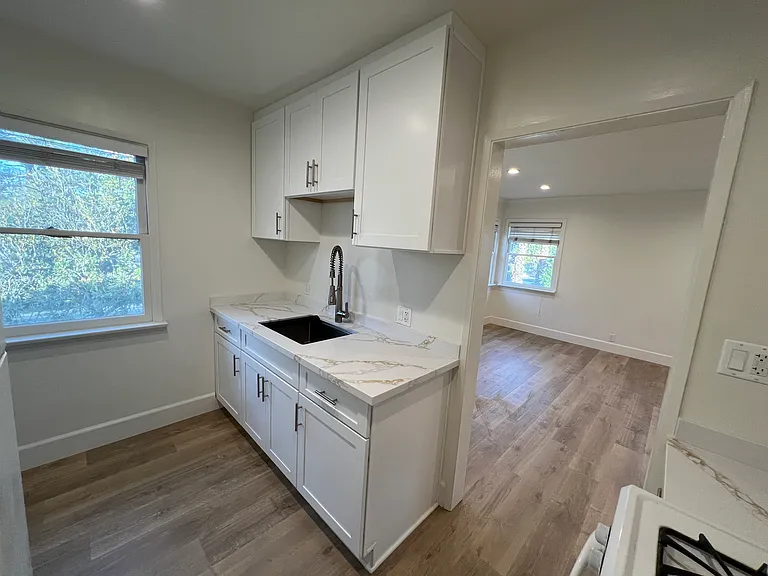 11662 Chandler Blvd — Photo 9