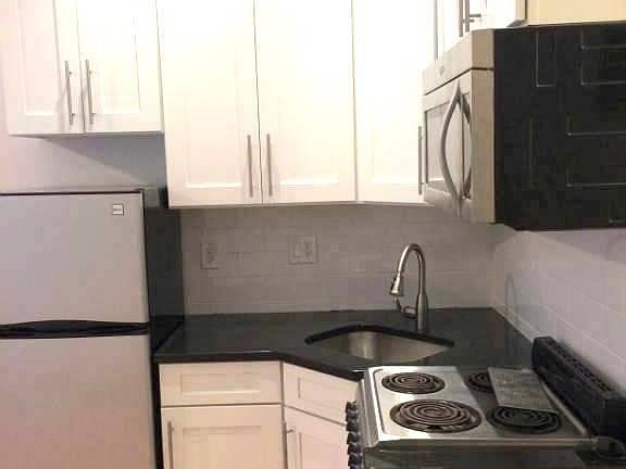3rd image of 213 W 53rd St