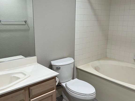 5th image of 517 Indian Bluff St