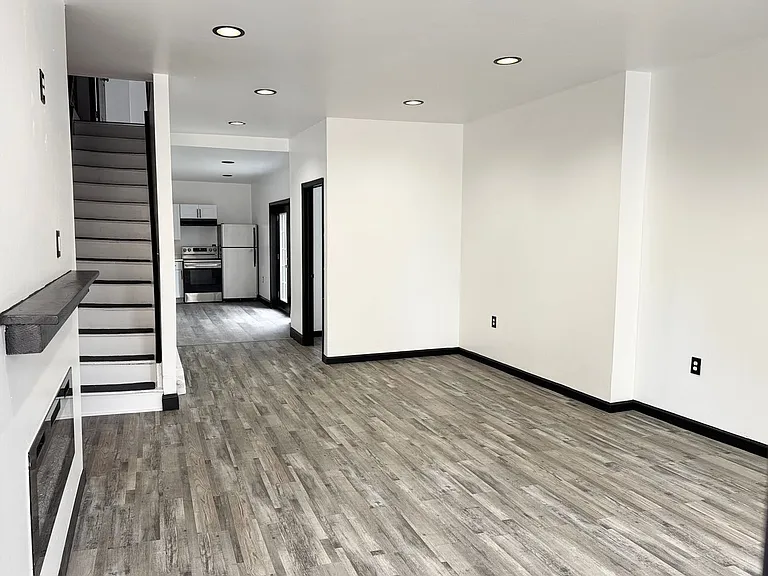 509 E Strawberry St — Photo 3