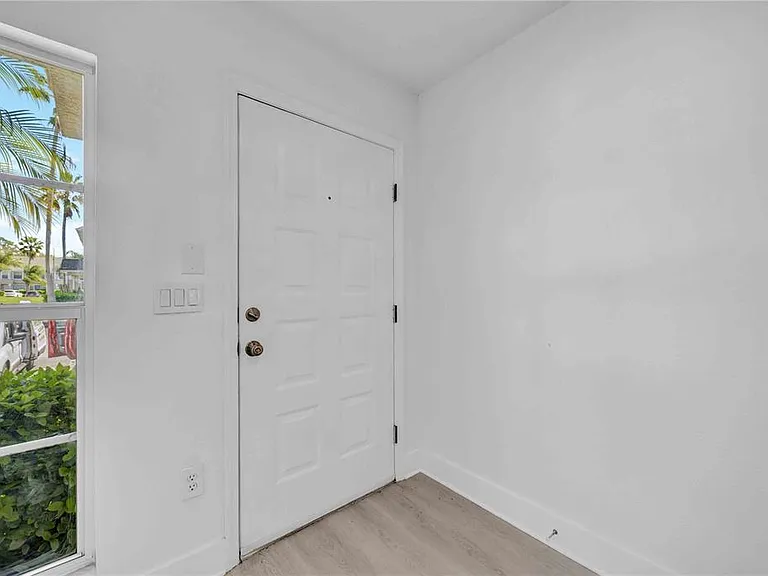 727 Kensington Lake Cir — Photo 10
