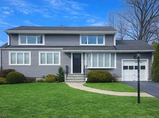 217 Sweetbriar Pl, Paramus, NJ
