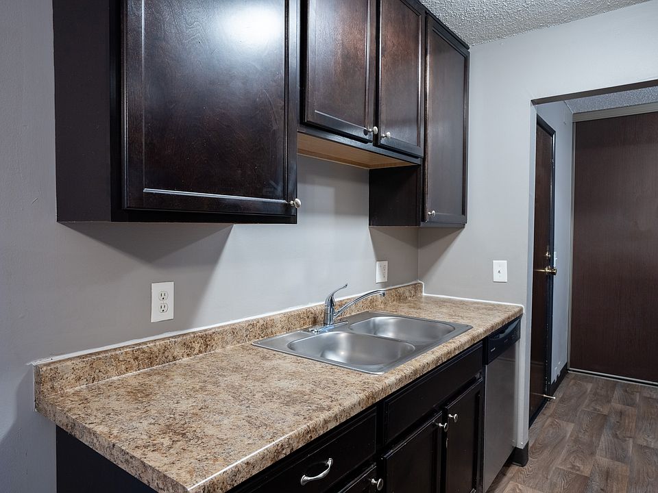 Roseville, MN Rosedale Estates Apartments | Kitchen