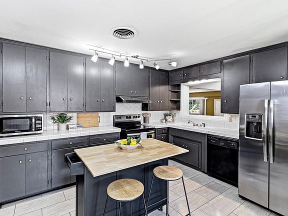3rd image of 608 Hilton St