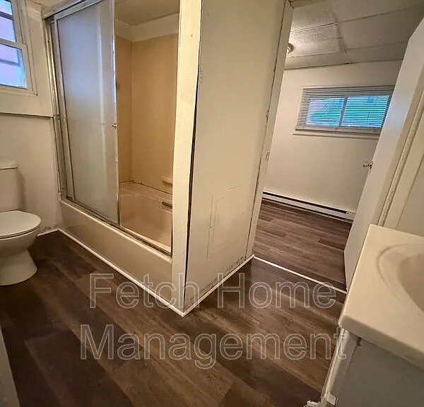214 W Strawberry St — Photo 7