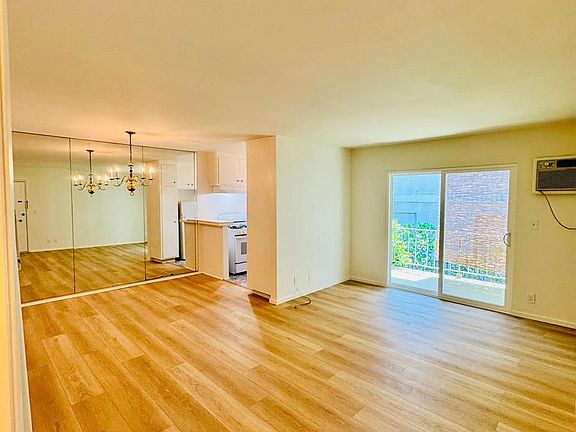 2nd image of 816 N Hudson Ave #5