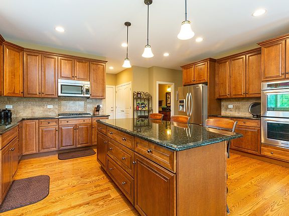 3rd image of 3691 Heathmoor Dr
