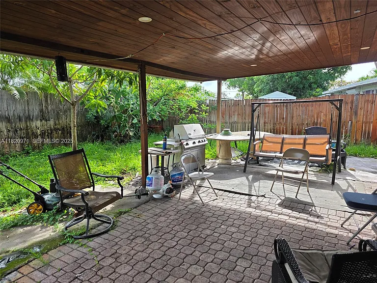 1101 NE 23rd Pl — Photo 9