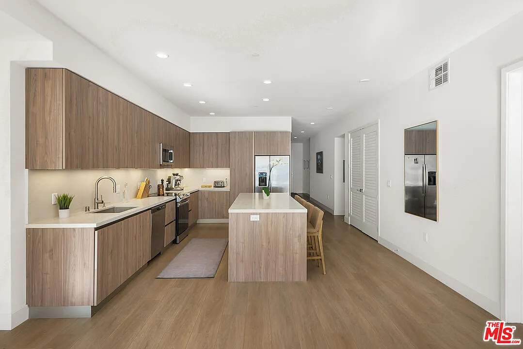 3 bed, 3.5 bath, 2036 sqft, $7,999 — Photo 3