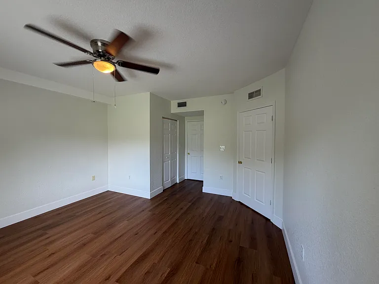 1095 Golden Lakes Blvd — Photo 8