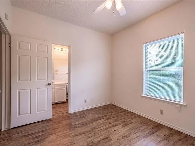 2414 Longview St #302 — Photo 4