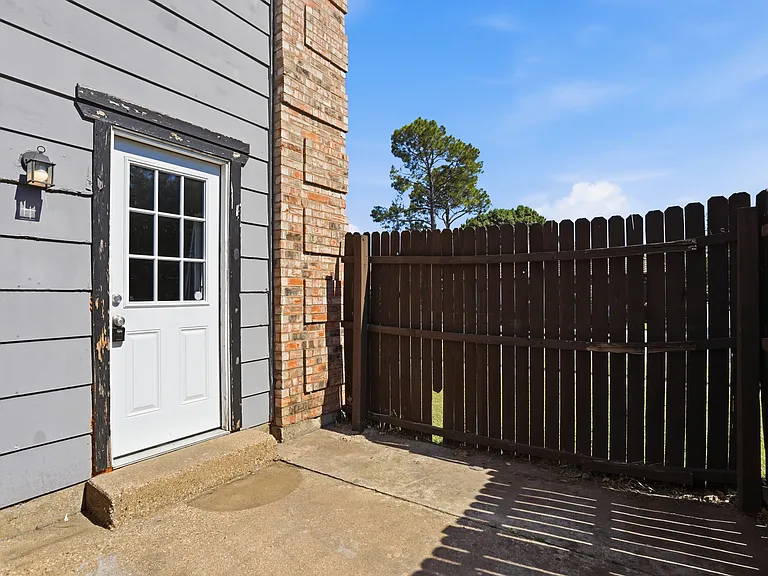 2319 Saint Gregory St — Photo 20