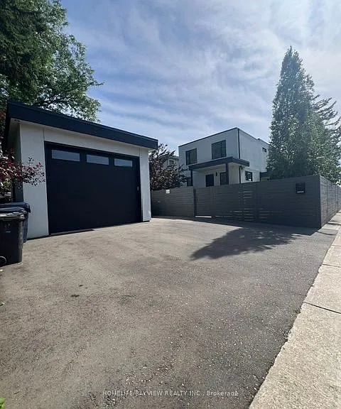 311 Linsmore Cres #3 — Photo 2