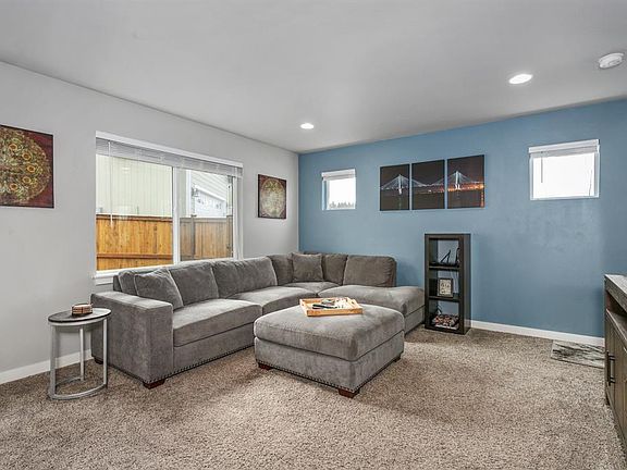 5th image of 738 Courage Ct SE