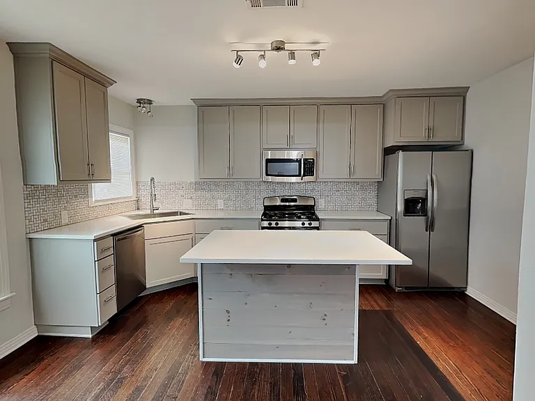 4225 Lovell Ave — Photo 5