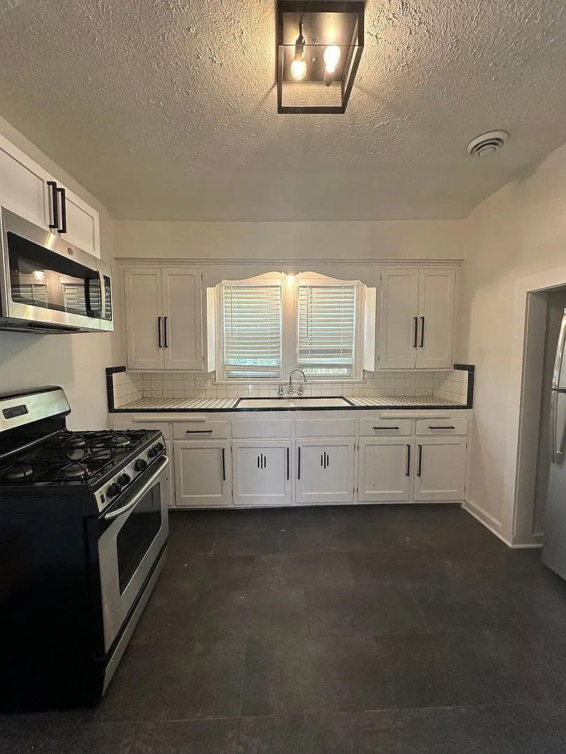 121 W Keefe Ave — Photo 1
