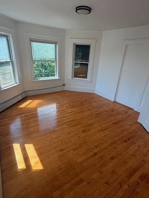 3 bed, 1.0 bath, 1016 sqft, $2,300 — Photo 3