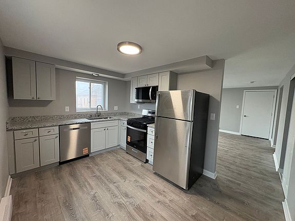 5th image of 231-233 Irwin Ave APT 233-5