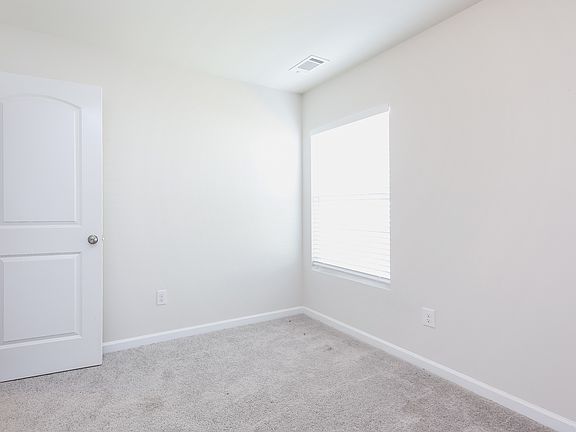 4th image of 121 Colonial Walk