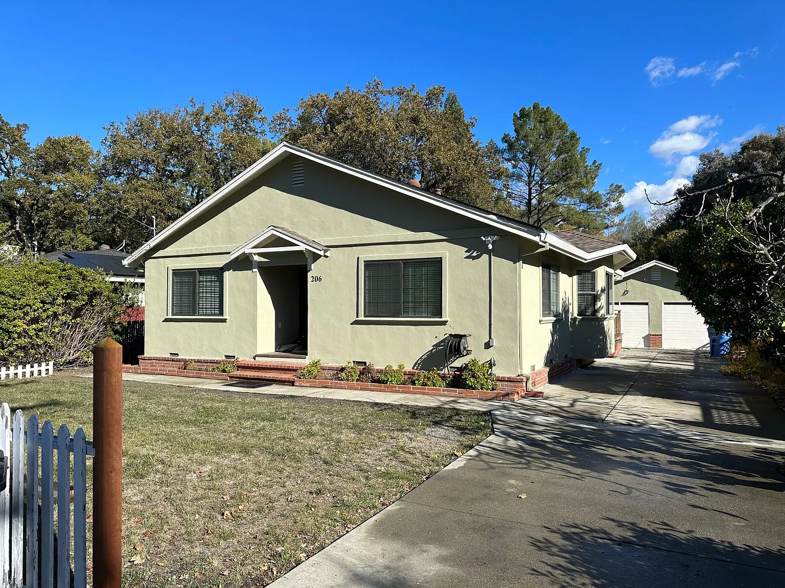 3 bed, 2025 sqft, $5,500 — Photo 2