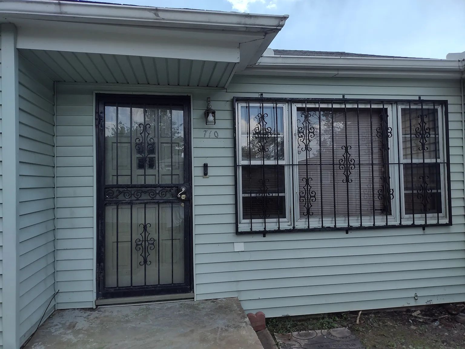 2 bed, 855 sqft, $650 — Photo 1