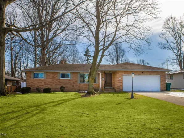 1390 Parkview Dr, Seven Hills, OH 44131