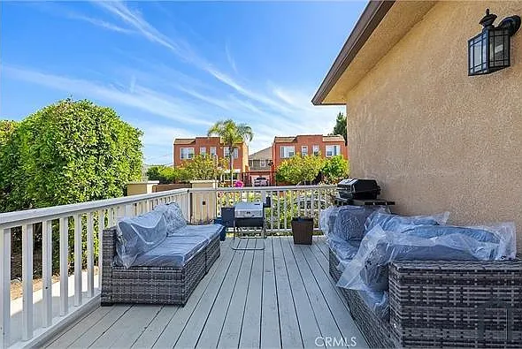 2754 Kenwood Ave — Photo 8