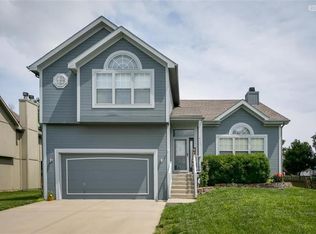 412 Donegal Dr, Smithville, MO 64089