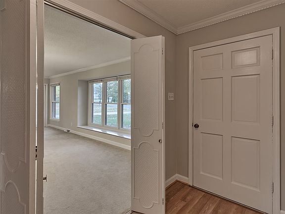3rd image of 735 Ottawa Dr