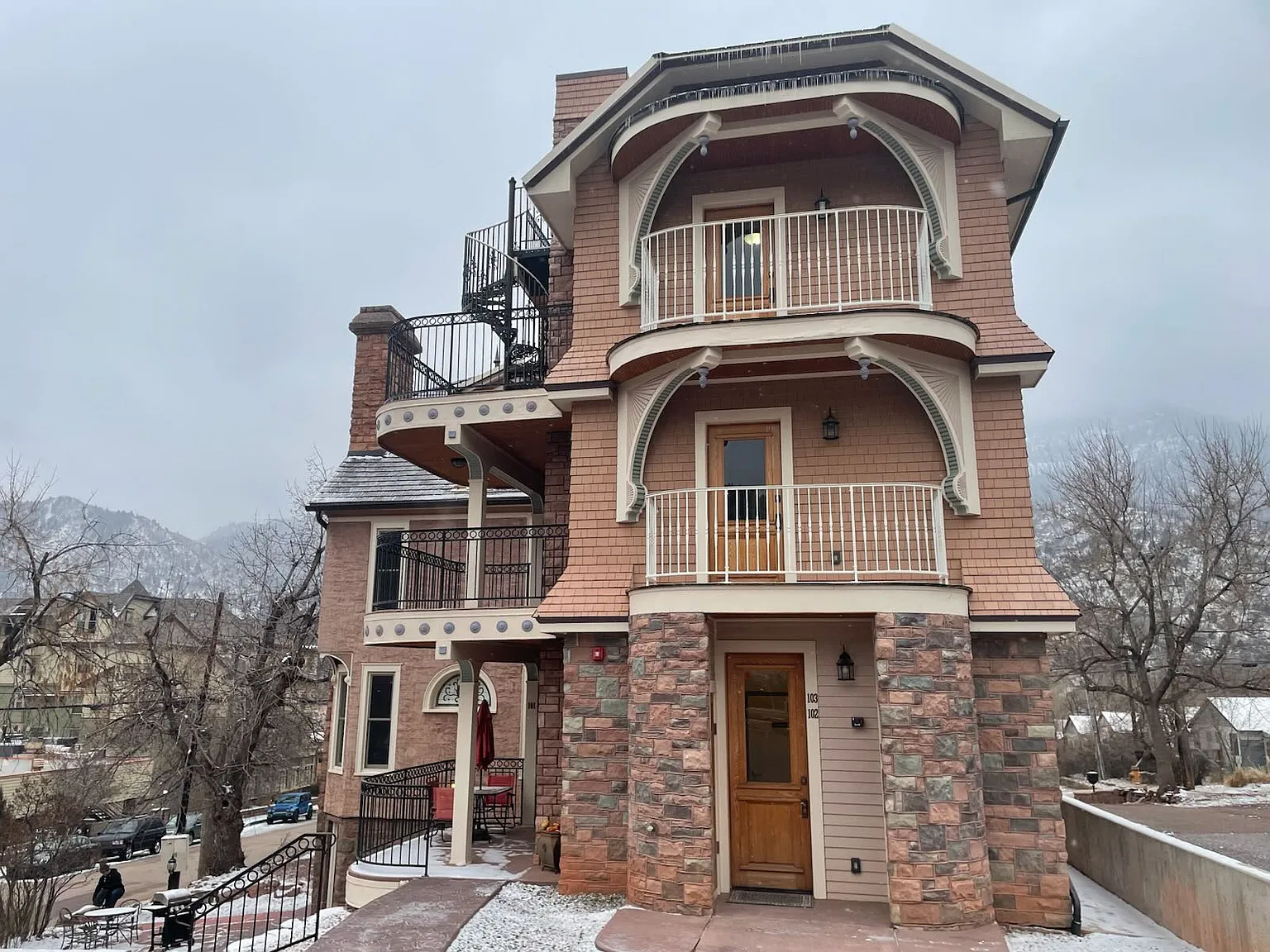 2 Grand Ave — Photo 1
