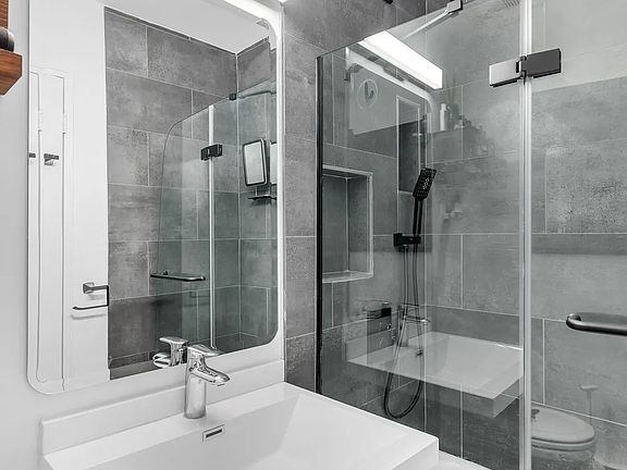 4th image of 203 E 89th St APT 4B