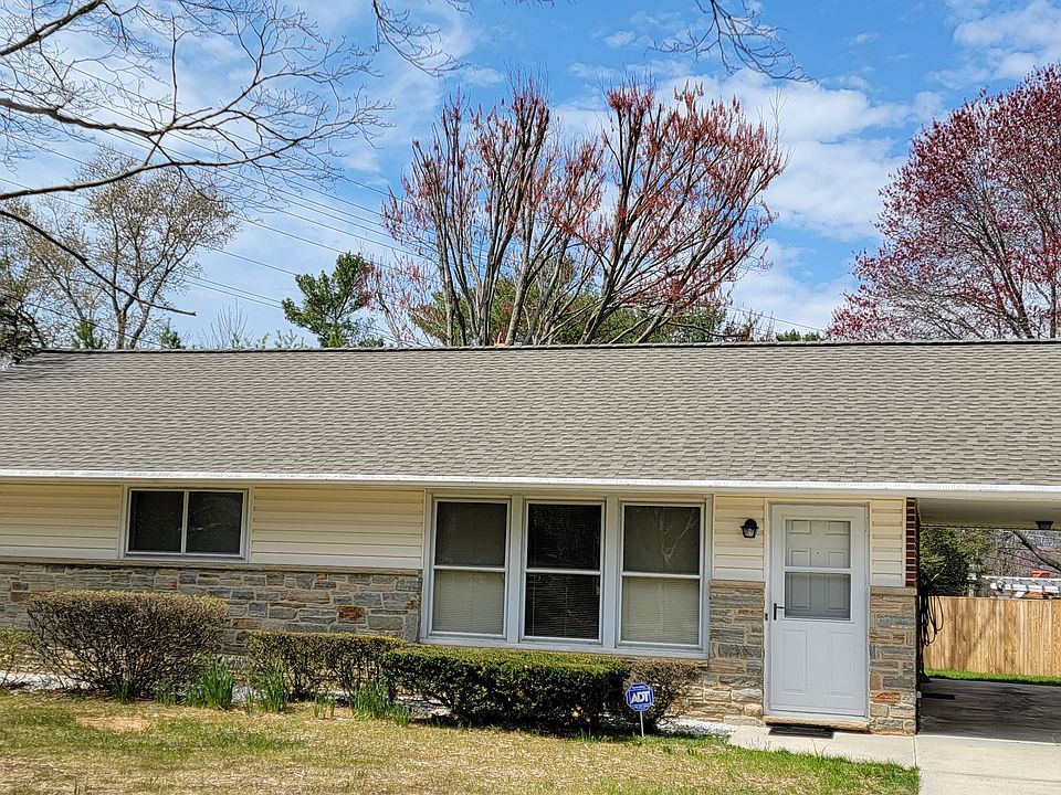 Street view of front of property .from Fairmont Drive.