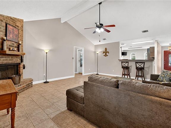 3rd image of 302 Somerset Dr