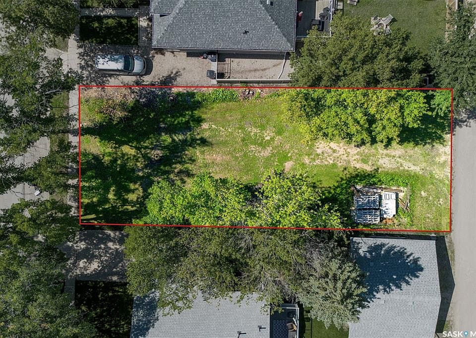 1st image of 210 McLeod AVENUE E