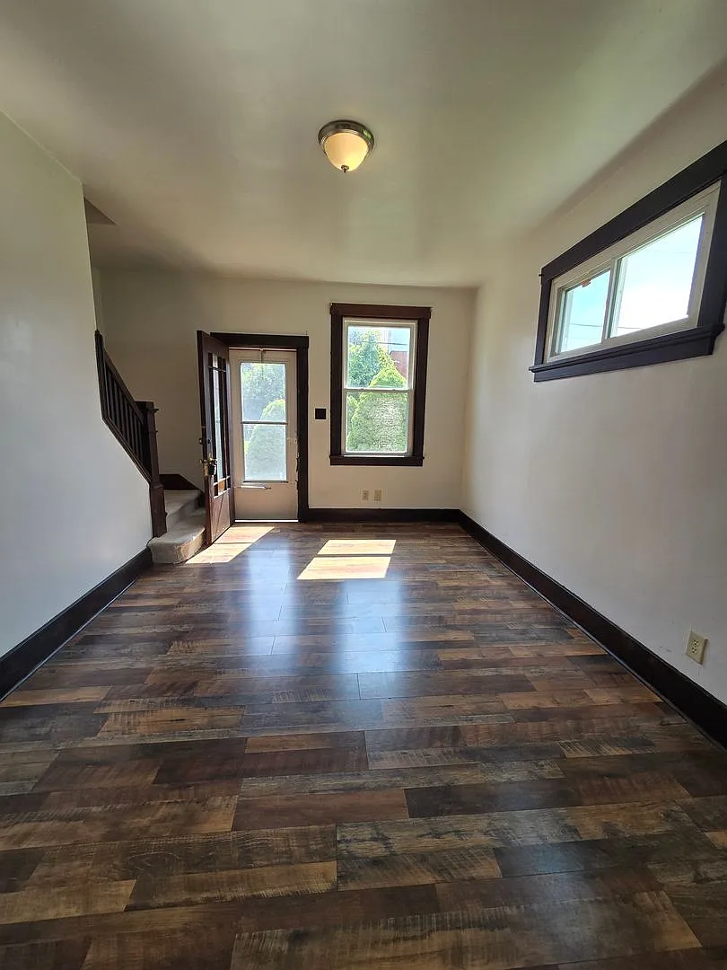 Clifford Ave — Photo 2