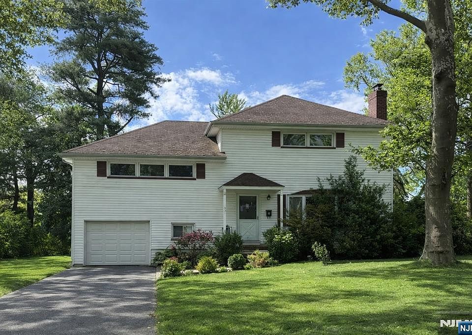 1st image of 901 E Lawn Dr