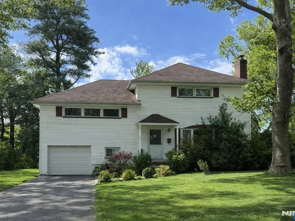 901 E Lawn Dr, Teaneck, NJ 07666