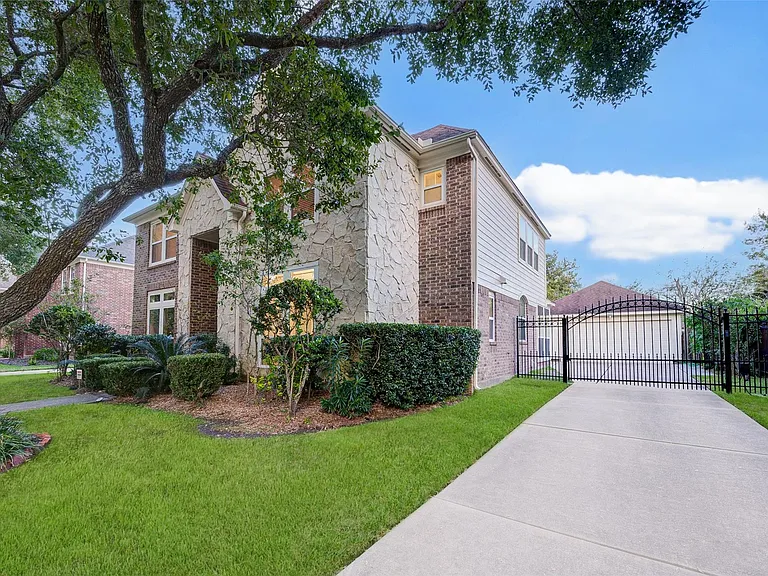 2027 Westshore Dr — Photo 2