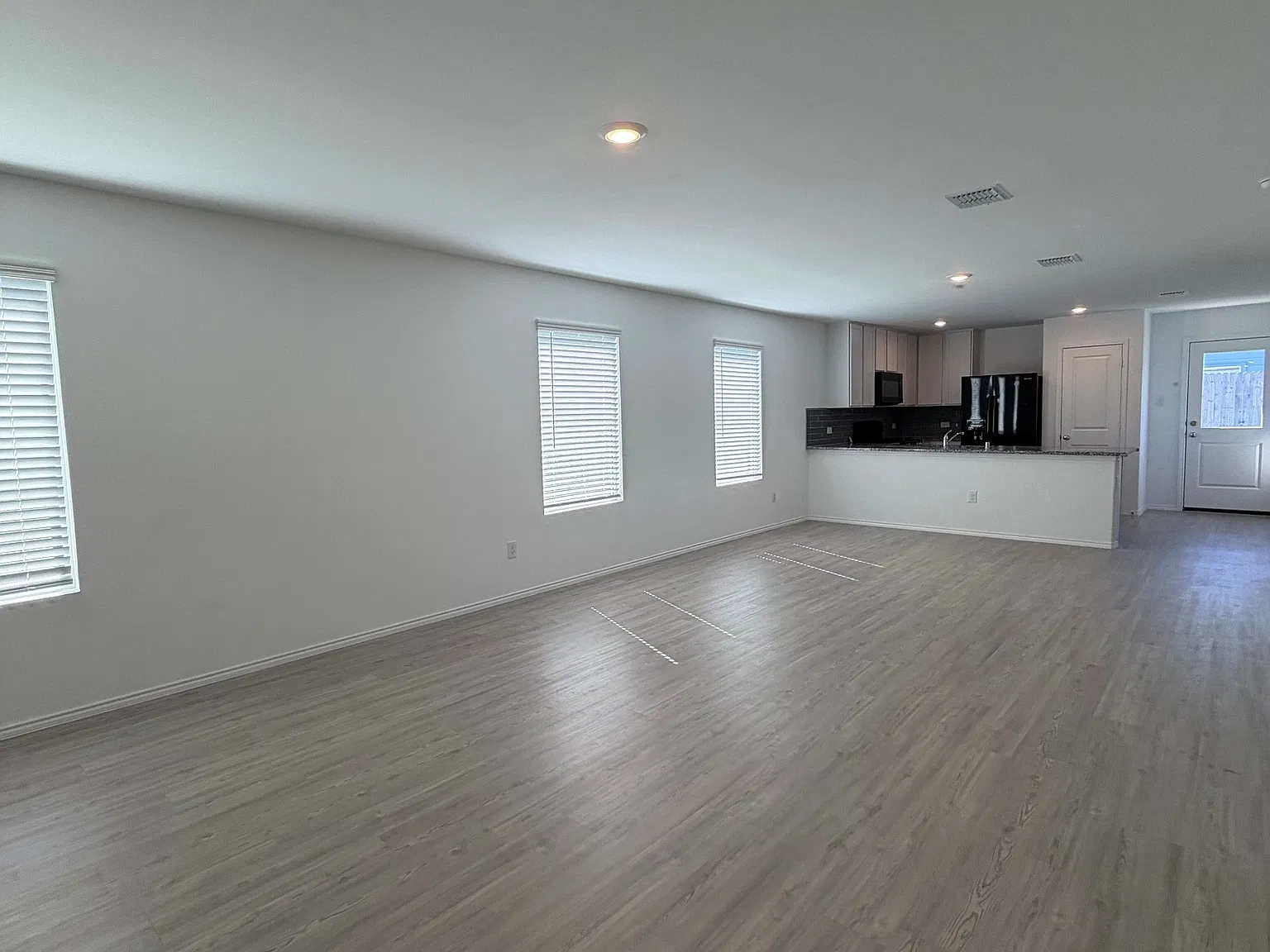 3 bed, 1411 sqft, $1,990 — Photo 3