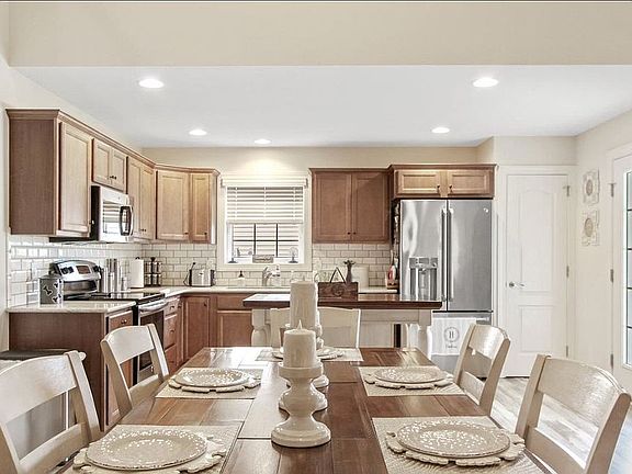5th image of 5234 Oak Leaf Dr