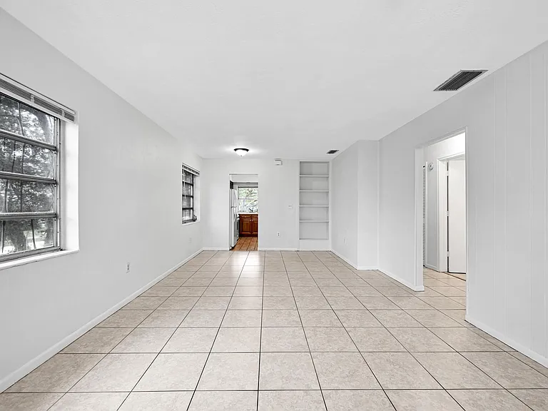 199 SW 15th St #3 — Photo 1